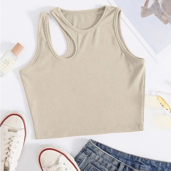 SHEIN Ribbed Crop Top w/ Cutout ✨ - Picture 3 of 3